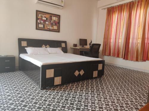 una camera da letto con un letto e una scrivania di The Paavilion a Jaipur