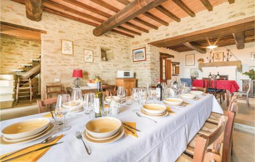 Un comedor con una mesa con platos y vasos. en Ca' Del Poggio, en Castiglion Fiorentino