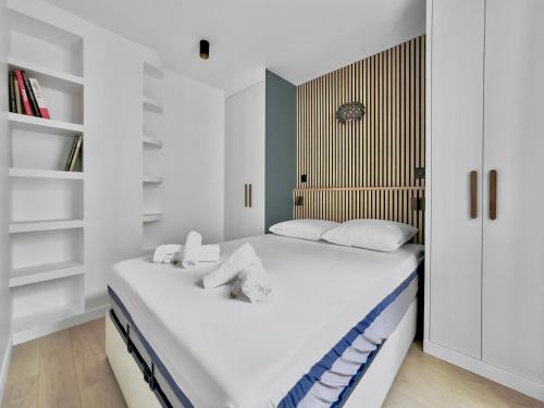 - une chambre avec un grand lit aux murs blancs dans l'établissement Charmant appartement 4P - Arc de Triomphe 17eme, à Paris