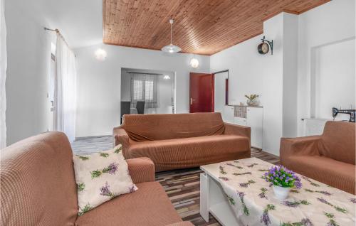3 Bedroom Lovely Apartment In Novi Vinodolski