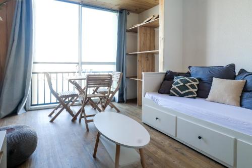 un salon avec un canapé et une table dans l'établissement Studio rénové face au Port Olona Les Sables d'Olonne - 4 personnes, à Les Sables-dʼOlonne