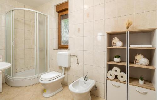 Bilik mandi di Gorgeous Home In Klanac With Kitchen
