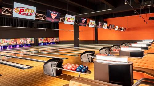 a bowling alley with pins and balls on the lanes at A l'escale fleurie in Guipavas