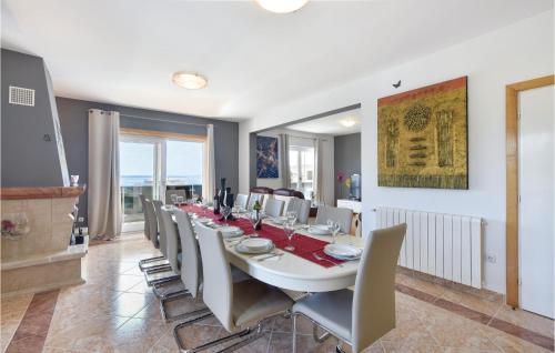 una sala da pranzo con un lungo tavolo e sedie di Two-Bedroom Apartment In Podstrana a Podstrana