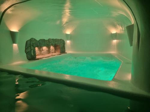 a swimming pool in a room with water in it at Maranatha. Grotto & Boutique+Hydrotherapy in Pereira