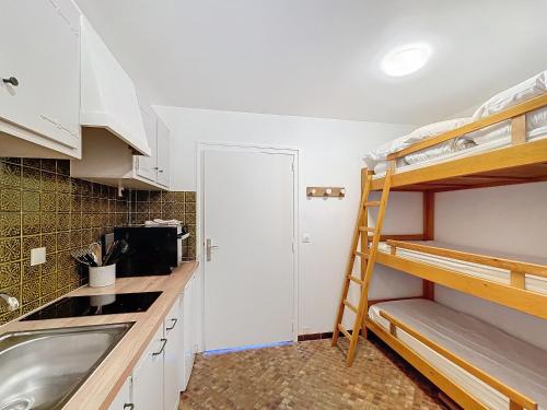 - une petite cuisine avec des lits superposés et un évier dans l'établissement Hades appartement 4 5 pers proche centre, aux Gets