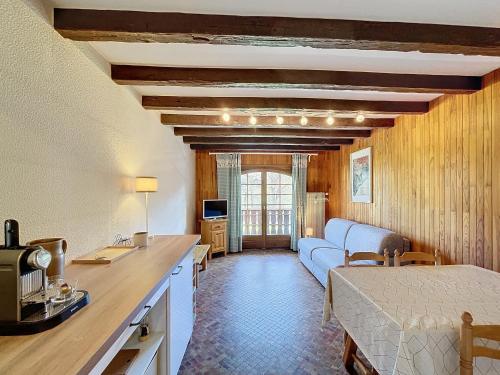 un salon avec un lit et un canapé dans l'établissement Hades appartement 4 5 pers proche centre, aux Gets