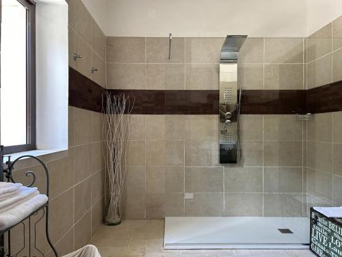 eine Dusche im Bad mit Dusche in der Unterkunft Villa Maremonti in Santa Lucia