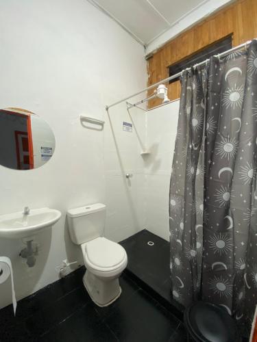 Bilik mandi di Hostal Arraigo casa colonial