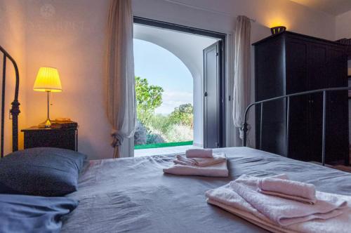 ein Schlafzimmer mit einem Bett mit zwei Handtüchern darauf in der Unterkunft Villa Maremonti in Santa Lucia