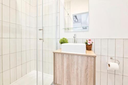 a bathroom with a sink and a shower at Wonderful Fitzrovia 3 Bed Apartment in London