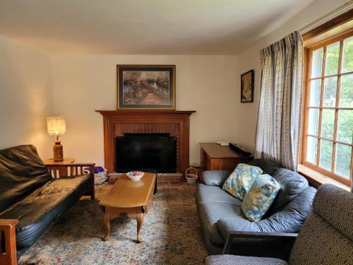 Χώρος καθιστικού στο East Granby with AC and WiFi 3 minute to Bradley