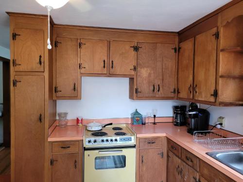Η κουζίνα ή μικρή κουζίνα στο East Granby with AC and WiFi 3 minute to Bradley