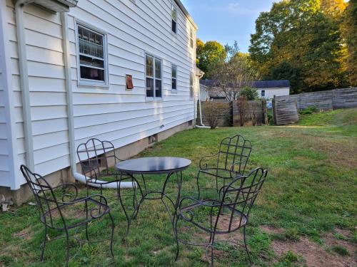 Κήπος έξω από το East Granby with AC and WiFi 3 minute to Bradley