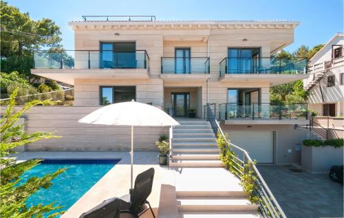 a house with a swimming pool and an umbrella at Gorgeous Apartment In Selca With Wifi in Selca