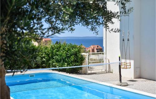 una piscina con vista sull'oceano di Two-Bedroom Apartment In Podstrana a Podstrana