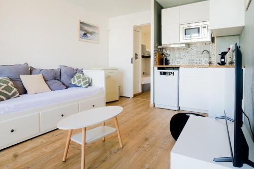 un salon avec un canapé et une table dans l'établissement Studio rénové face au Port Olona Les Sables d'Olonne - 4 personnes, à Les Sables-dʼOlonne