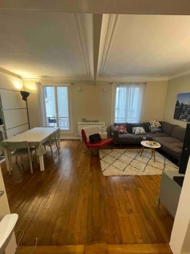 un salon avec un canapé et une table dans l'établissement Spacious and convenient 2 BR flat in Paris centre, à Paris