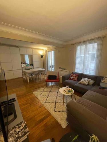Spacious and convenient 2 BR flat in Paris centre