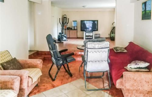 Kluczeにある3 Bedroom Awesome Apartment In Kluczeのソファと椅子とテレビのあるリビングルーム