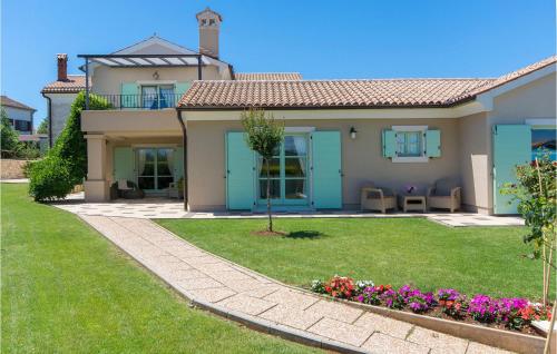 a house with a green yard with flowers at Villa Judita in Tar