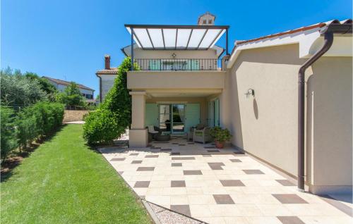 a house with a balcony and a patio at Villa Judita in Tar