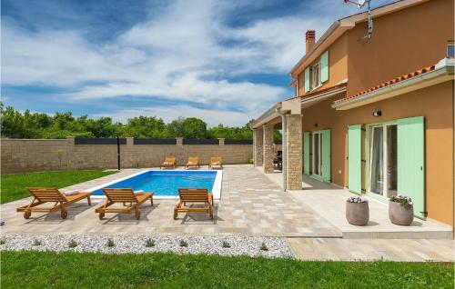un cortile con piscina, sedie e una casa di Villa Matea a Pola (Pula)