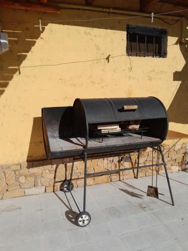 una parrilla sentada en la parte superior de una mesa junto a una pared en Departamento Elida, en San Rafael