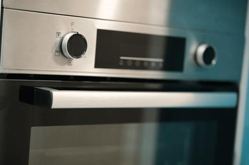 un primer plano de un horno de microondas con aperitivo en AA Bielby Drive, en Beverley