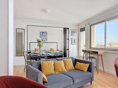 un salon avec un canapé et une table dans l'établissement Le quai 52 - Spacieux & Lumineux & Gare SNCF Albert Elisabeth B, à Clermont-Ferrand