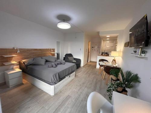 Estudio con vistas al mar, piscinas, recepción 24 hs