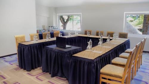 a room with a long table with black table cloth at Holiday Inn Cuernavaca by IHG in Cuernavaca