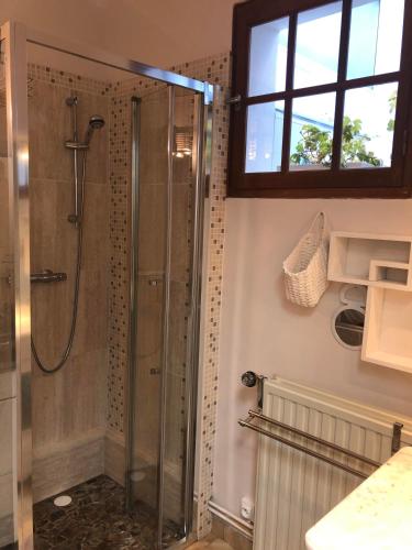 une cabine de douche dans une salle de bain avec une fenêtre dans l'établissement Maison arrageoise authentique, entre ville et parc, à Arras