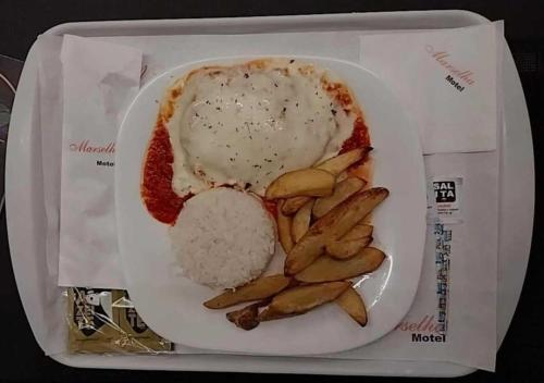 un plato de comida con arroz y papas fritas en Vem Para o - Motel Marselha 2, en São Paulo