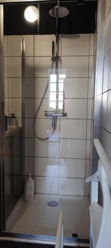 Bilik mandi di Artbnb