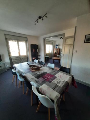 - une salle à manger avec une table et des chaises dans l'établissement F6 2e étage 4 chambres Gerardmer Centre, à Gérardmer