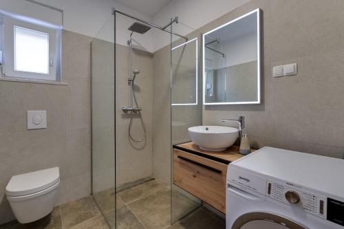 Koupelna v ubytování Beautiful new villa with pool, near beach - by TRAVELER tourist agency KRK - ID 2400