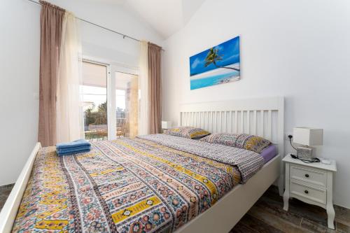 Postel nebo postele na pokoji v ubytování Beautiful new villa with pool, near beach - by TRAVELER tourist agency KRK - ID 2400