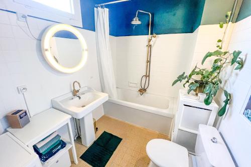 une salle de bain avec un lavabo et des toilettes dans l'établissement Rooftop VIEW - Elevator - Hypercenter, à Avignon