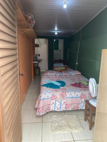 two beds in a small room with green walls at Suíte na Serra in São Roque de Minas