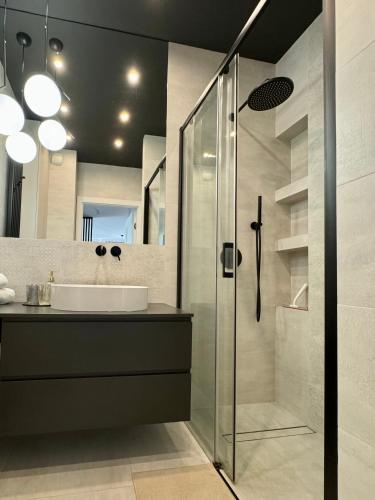 a bathroom with a sink and a shower at Wings&Dreams Apartments - Atlas Arena, ZOO, lotnisko, parking, winda, balkon in Łódź