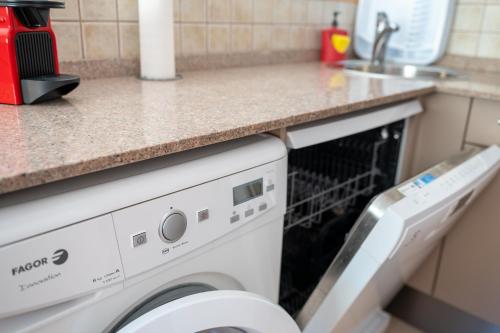 Apartaments Ashomeにあるキッチンまたは簡易キッチン