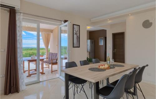 een eetkamer en woonkamer met een tafel en stoelen bij Villa Pilati in Poreč