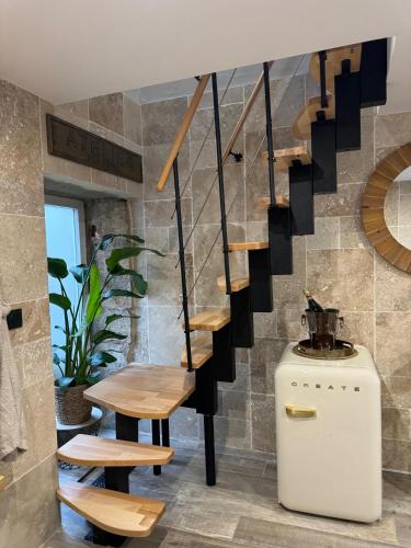 un escalier dans une maison avec une table et un banc dans l'établissement Love Room Thenalia, à La Verpillière