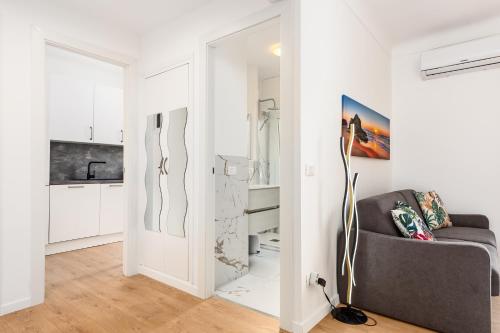 un salon avec un canapé et une cuisine dans l'établissement Castel - Agréable deux pièces - Centre Menton, à Menton