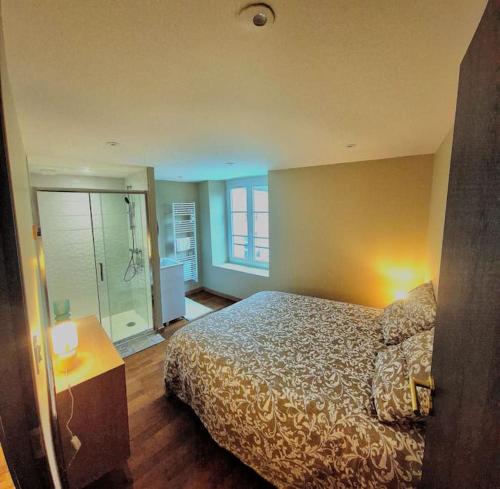 une chambre avec un lit et une douche à l'italienne dans l'établissement Chez Maude et Clément, à Mer