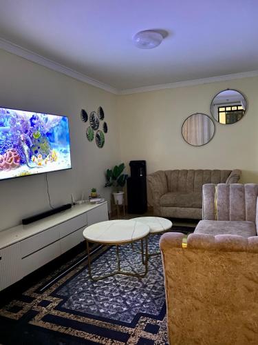 TV a/nebo společenská místnost v ubytování Cozy and Modern 2 Bedroom MIREMA