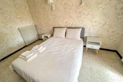 une chambre avec un grand lit blanc dans une pièce dans l'établissement Free Car Parking - Garden - Close to ramparts, à Avignon