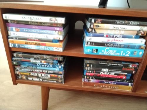 Η βιβλιοθήκη του διαμερίσματος