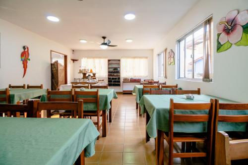 Restaurace v ubytování VELINN Pousada Ubatuba Tropical